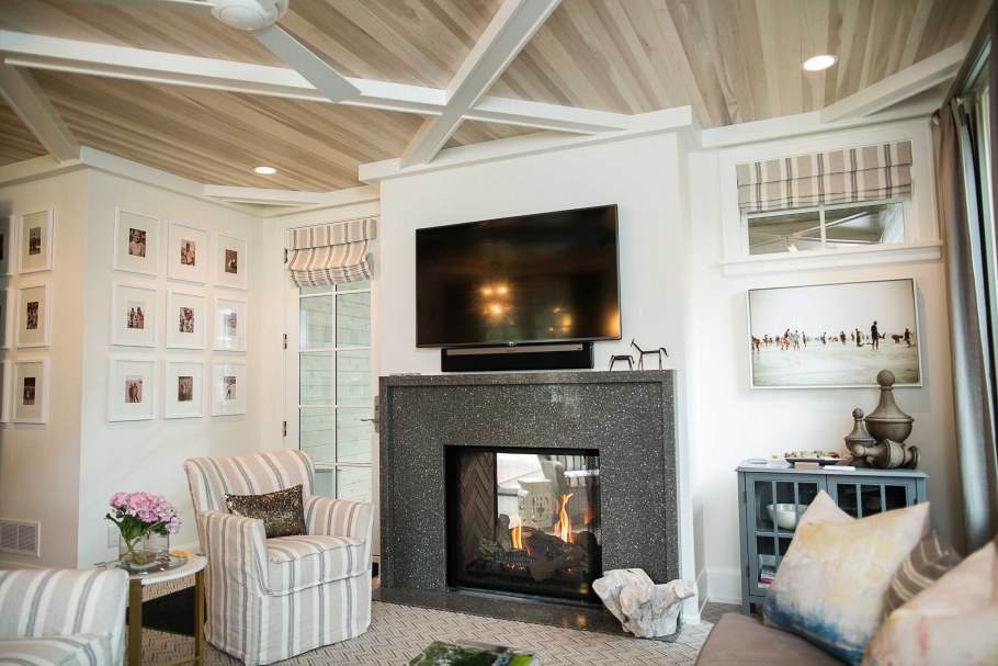 Камин в интерьере деревянного дома