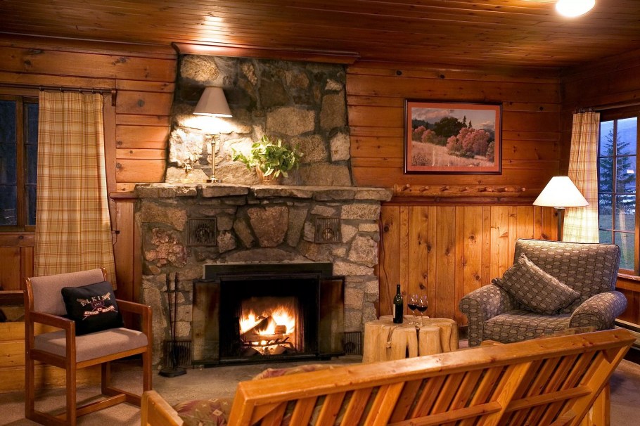 Гостиная с камином в стиле Кантри