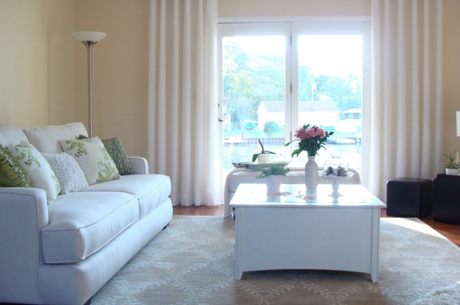 Светлые шторы в гостиную