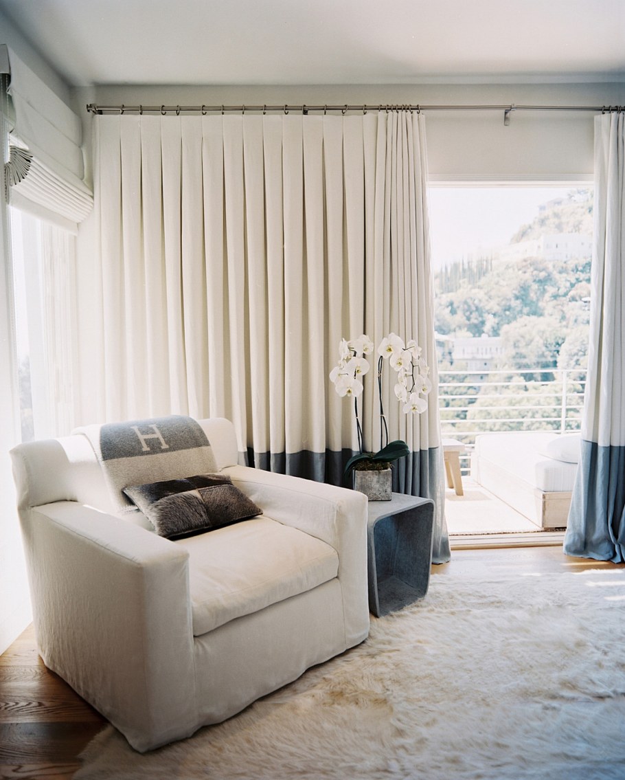 Белые шторы в гостиной