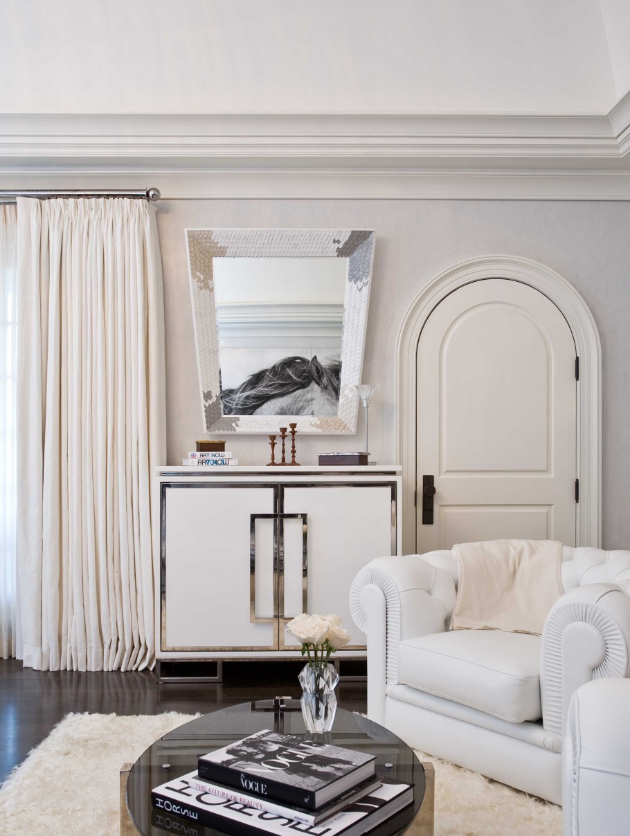 Белые портьеры в интерьере гостиной