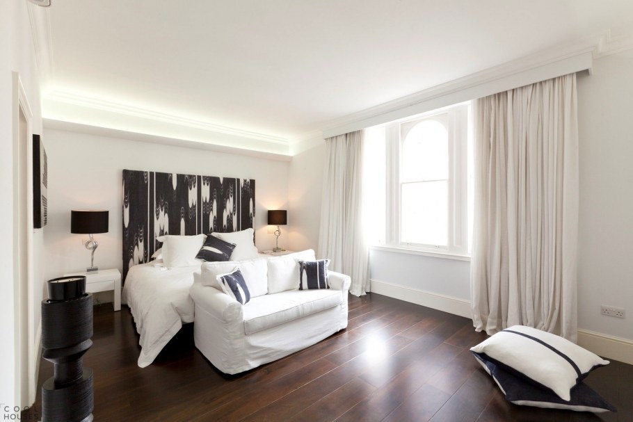 Тёмные шторы в светлой комнате