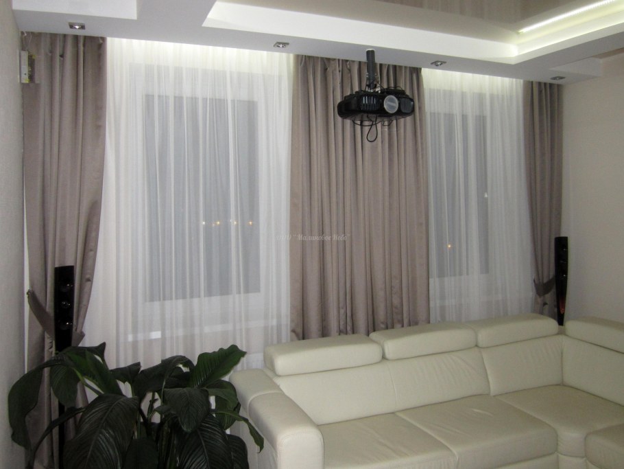 Шторы в Светлом интерьере гостиной