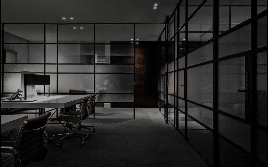 Темный интерьер офиса