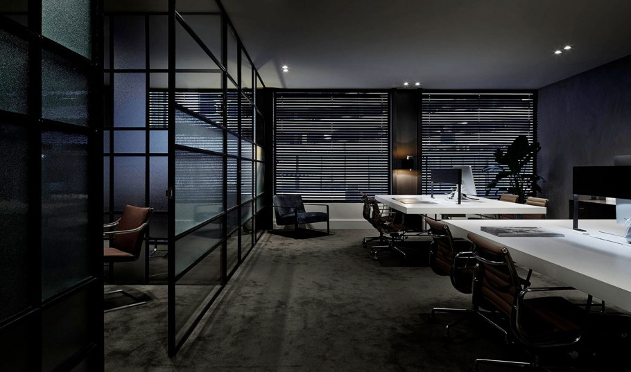 Офис в темных тонах