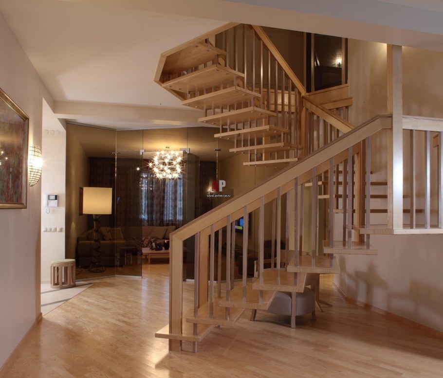 Гостиная диван под лестницей