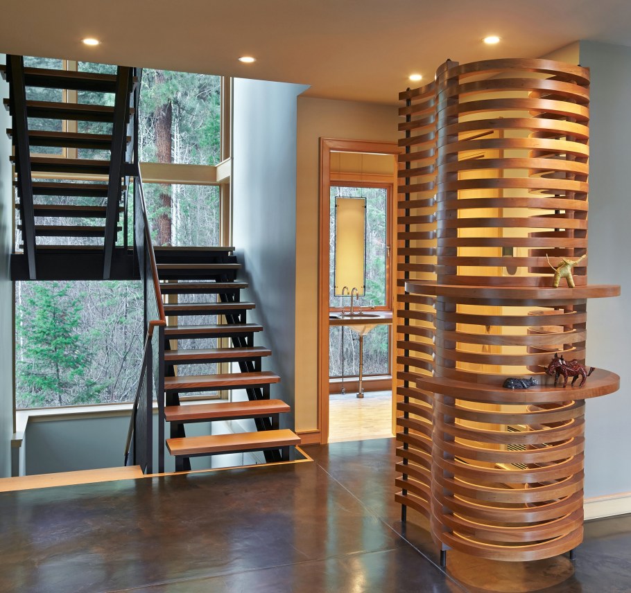 Гостиная с лестницей