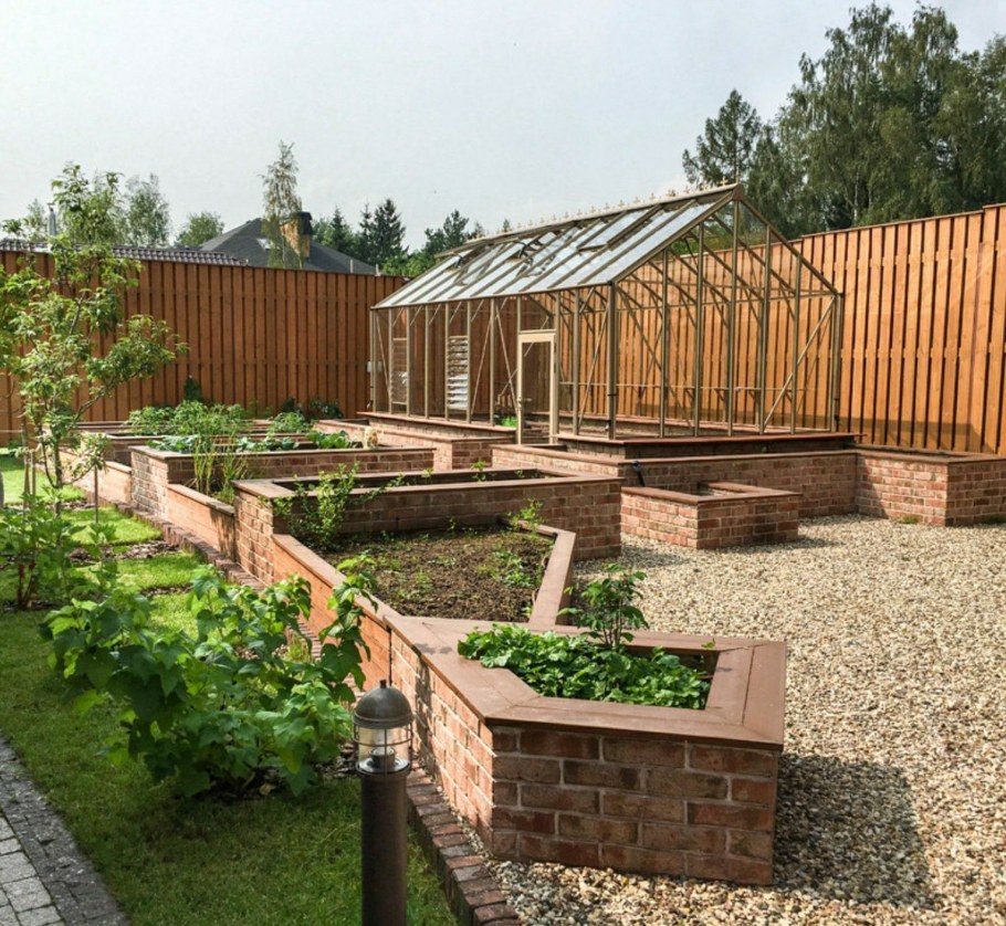 Ландшафт участка с теплицей