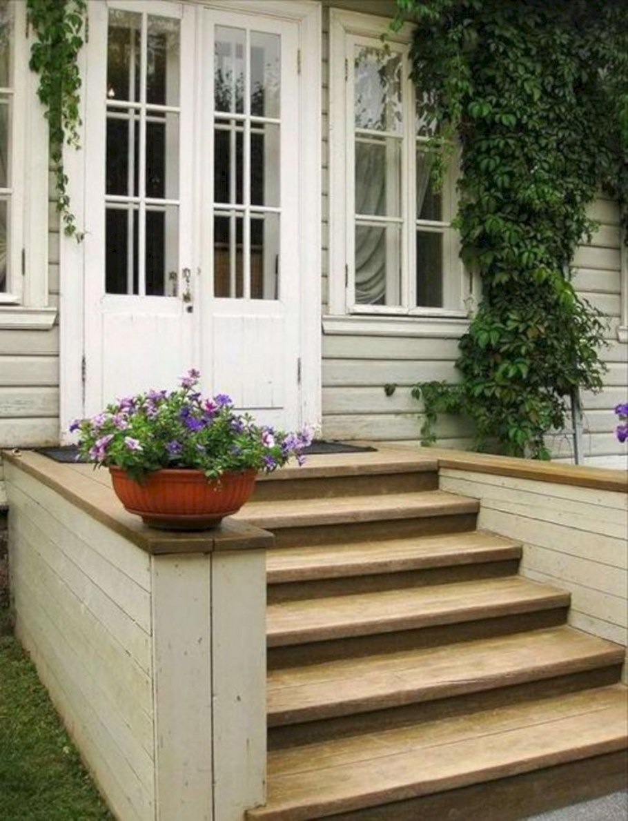 Крыльцо к деревянному дому