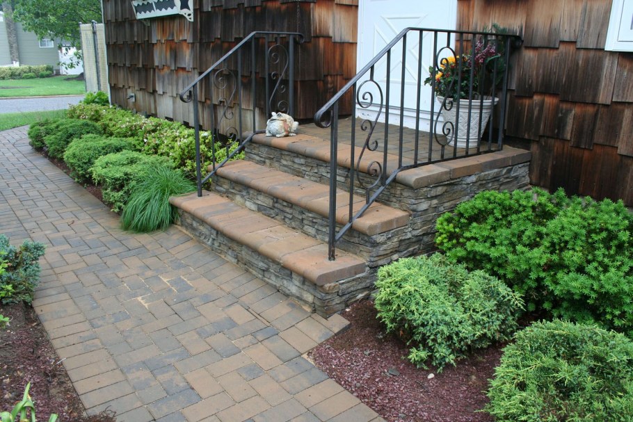 Клумбы возле ступенек