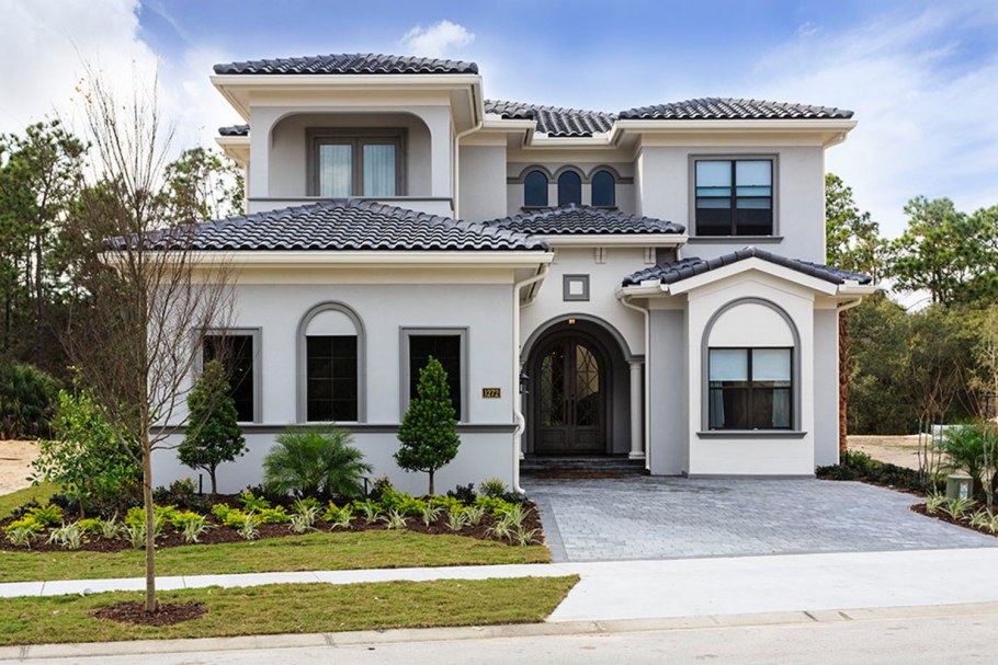 Двухэтажный дом в средиземноморском стиле