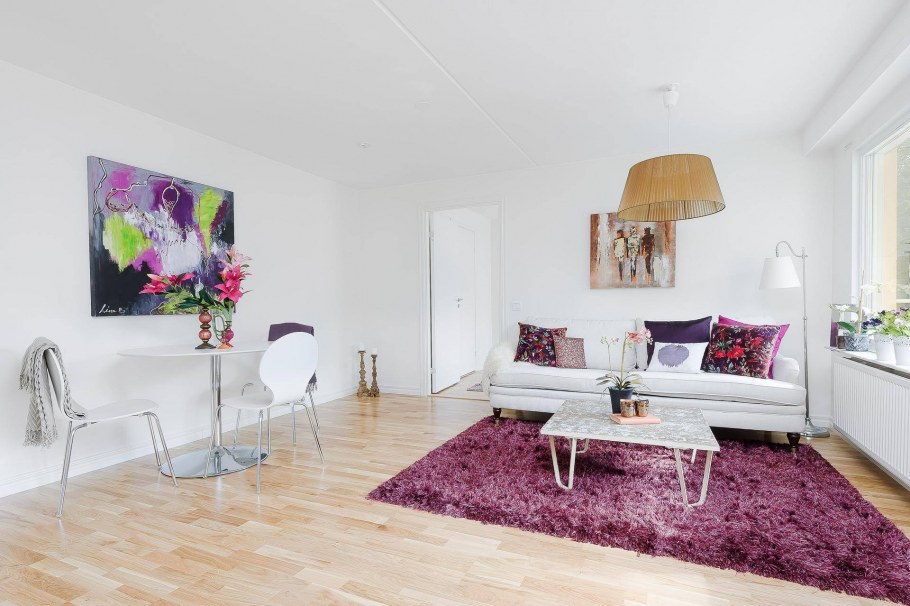 Белый интерьер с яркими акцентами