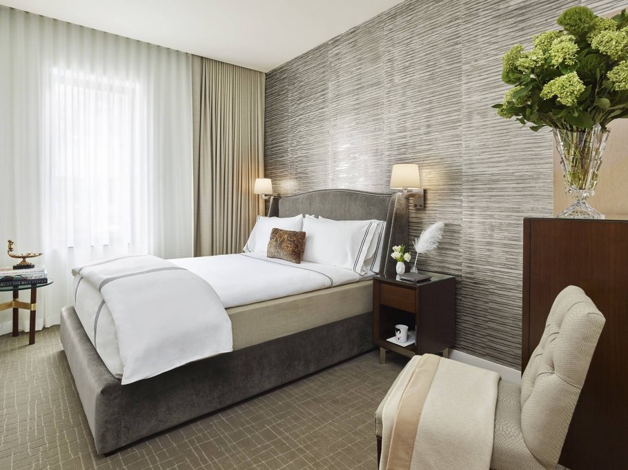 Спальня с двумя кроватями