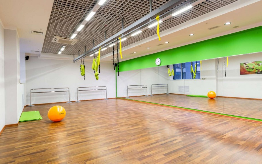 Парус фитнес клуб парадный