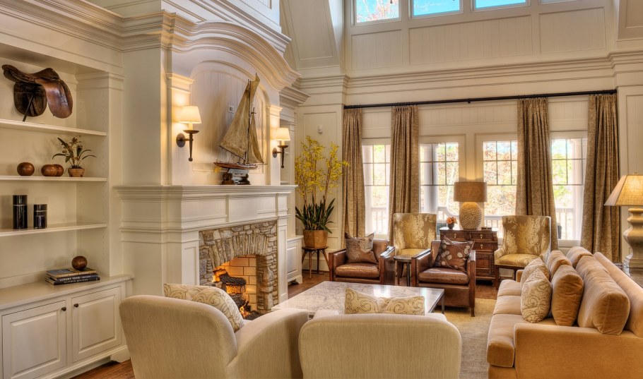 Камин в гостиной с высокими потолками