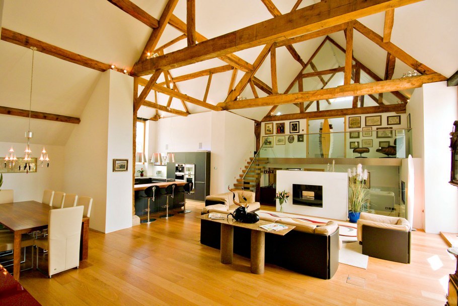 Интерьер столовой в загородном доме