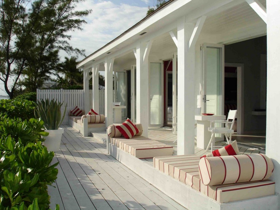 Белый домик с открытой верандой