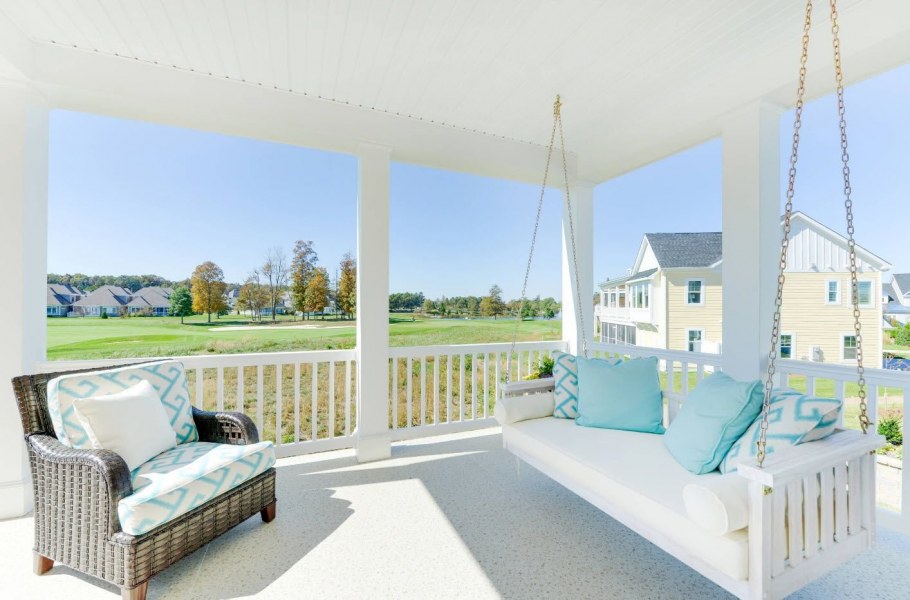 Веранда в светлых тонах