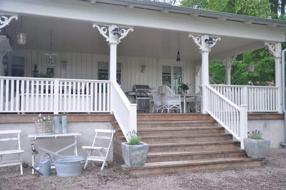 Американский дом с террасой вокруг дома