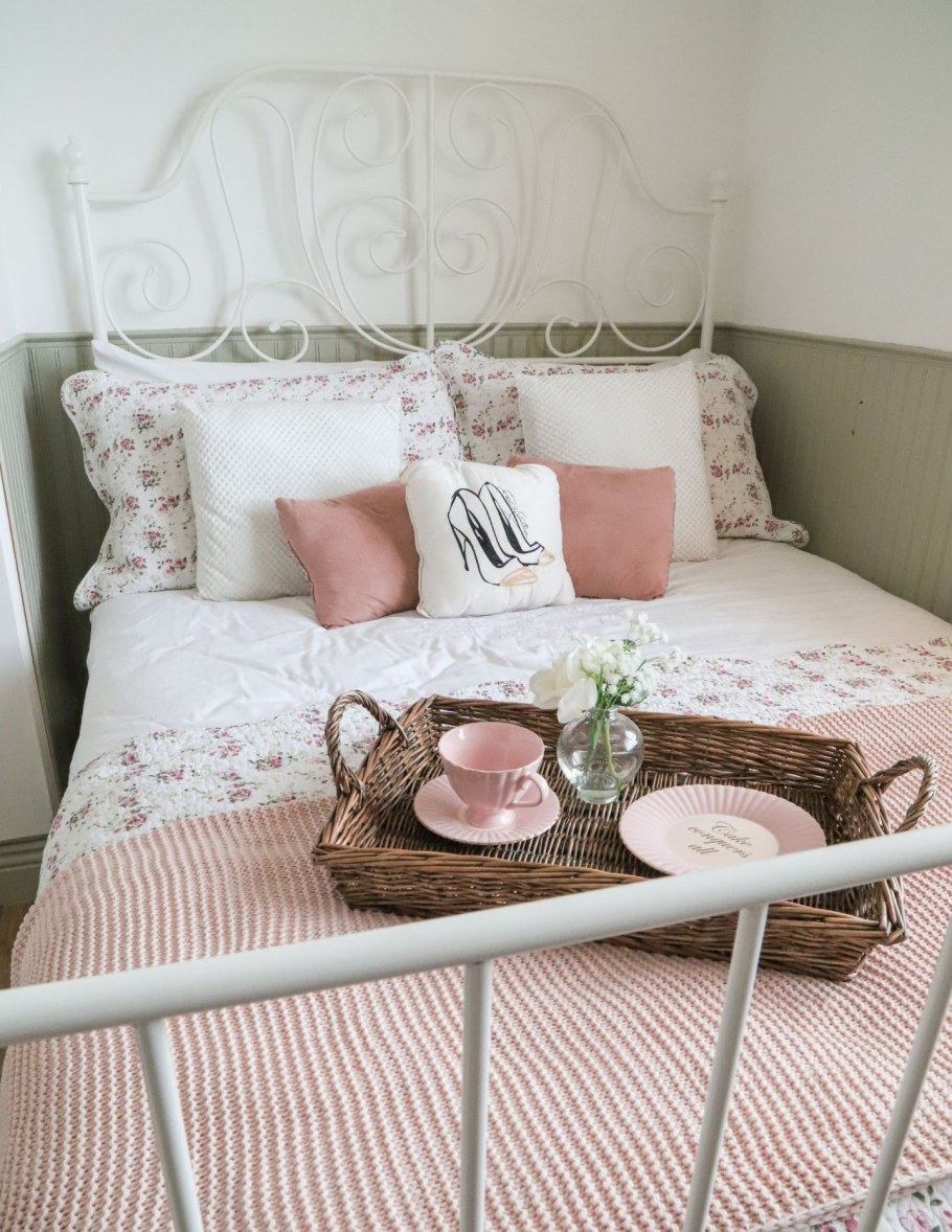 Белая кованная кровать в интерьере