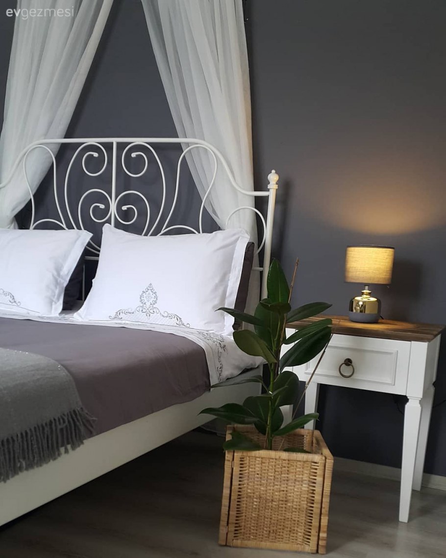 Кованая кровать в фотостудии