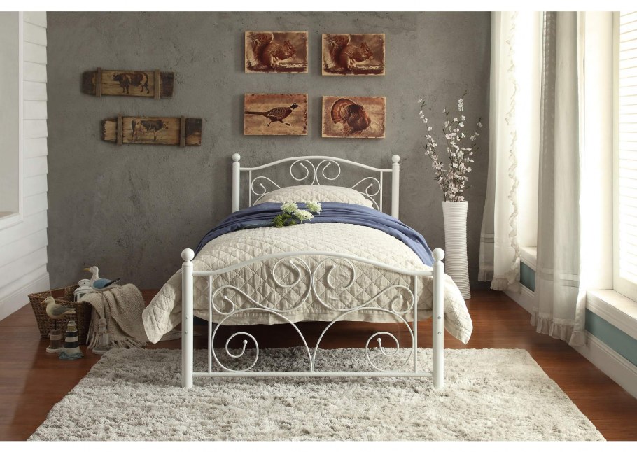 Белая кованая кровать икеа в интерьере