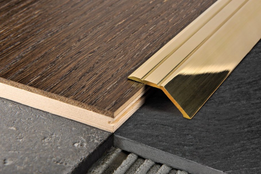 Шкаф купе с латунным профилем