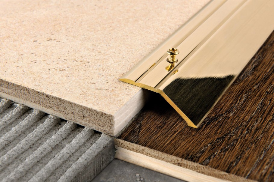 Латунный профиль в интерьере на стене