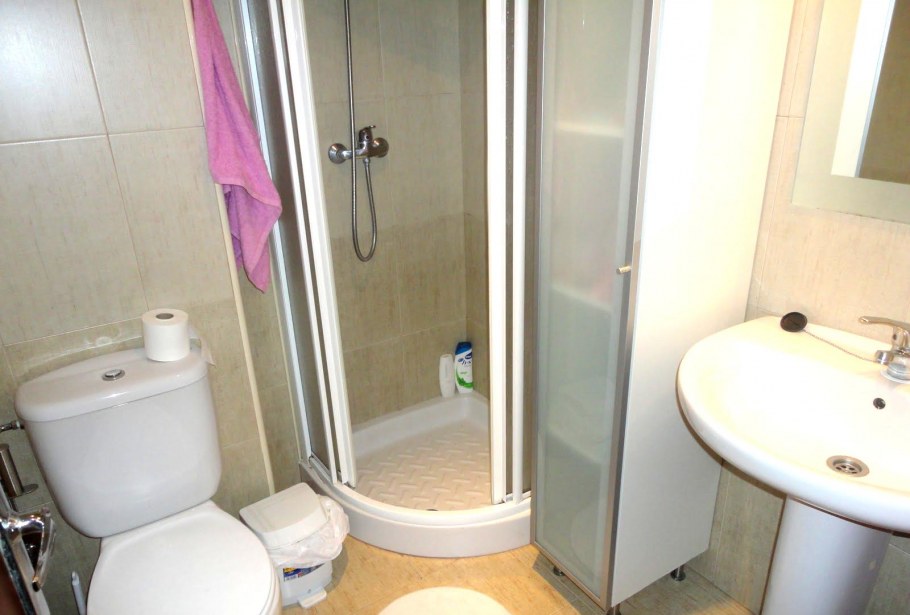 Маленький санузел с душевой кабиной