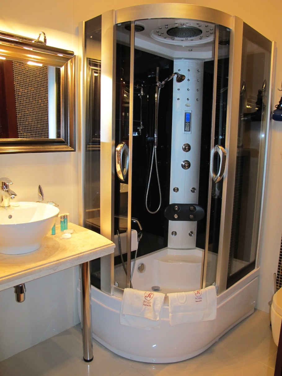 Душевая кабина в маленькой ванной комнате