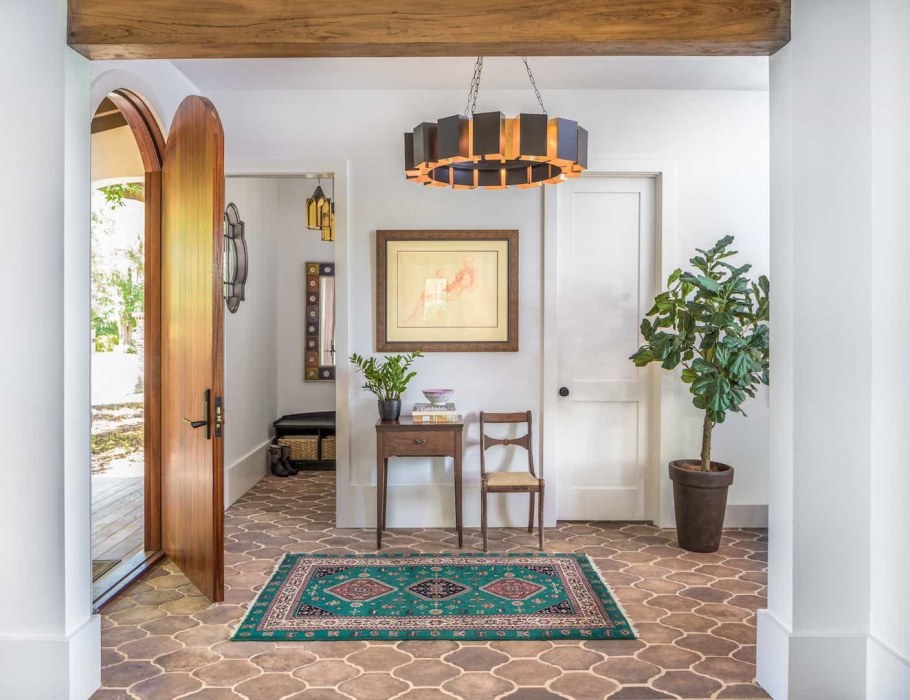 Стеллажи вокруг дверного проема