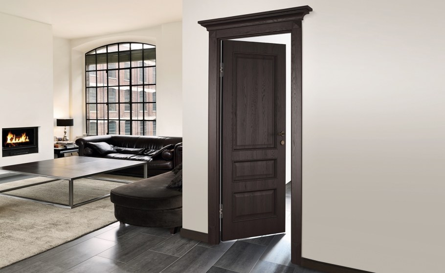 Холл с дверями в частном доме