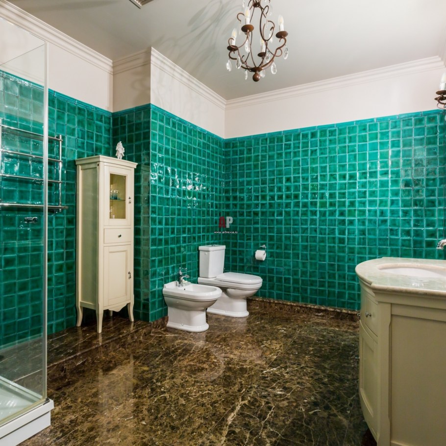 Зеленая мозаика в ванной