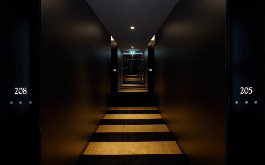 Темный коридор с дверьми в отеле
