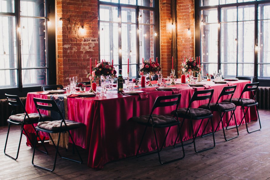 Красный потолок лофт