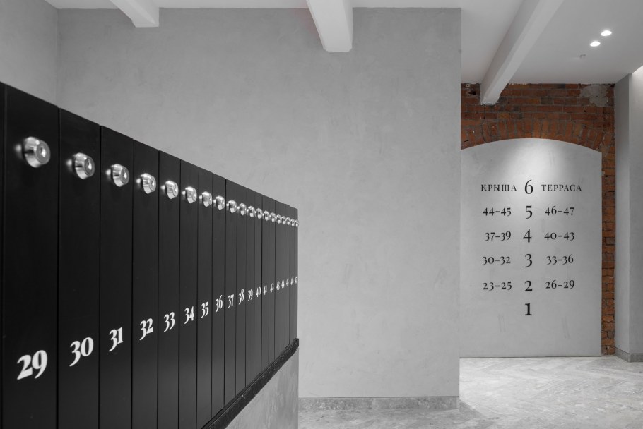 Красный диван в интерьере лофт