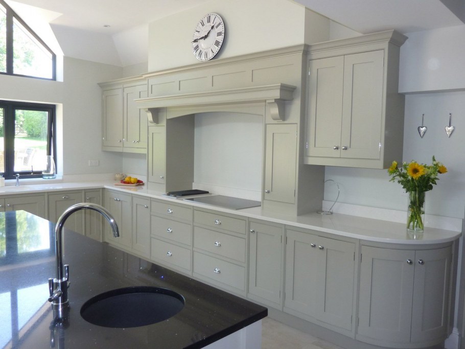 Белая кухня классика с серой столешницей