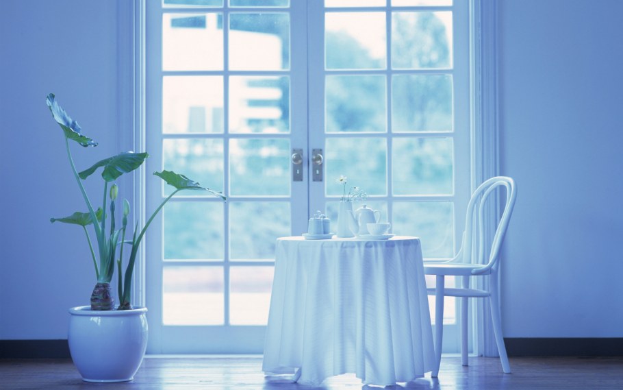 Голубые окна в интерьере