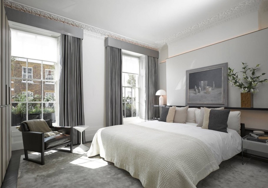 Серые шторы в интерьере спальни