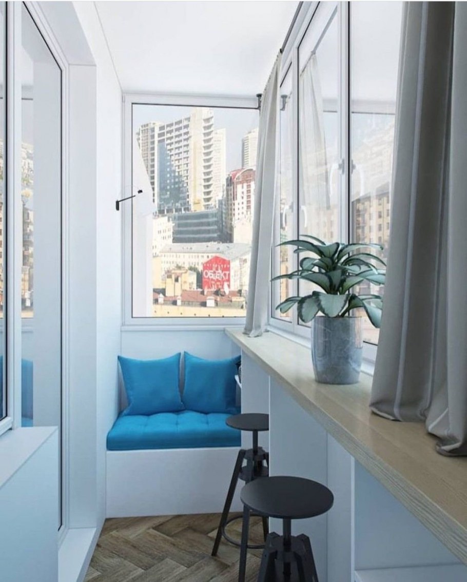 Балкон с подоконником барной стойкой