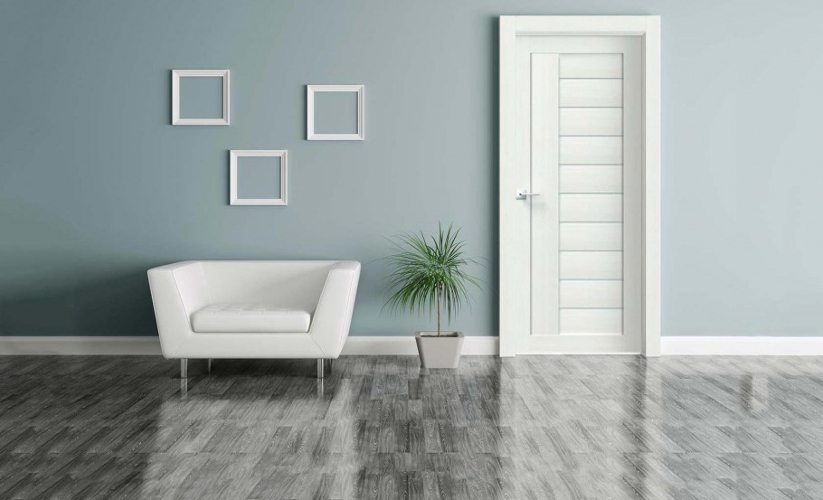 Белая стена с дверью