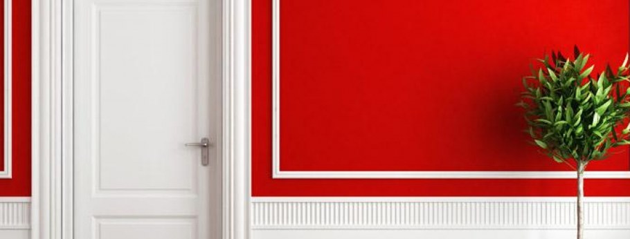 Вертикальный молдинг на стене