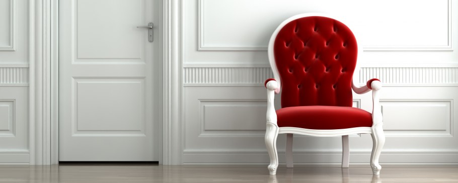 Красное кресло в белом интерьере