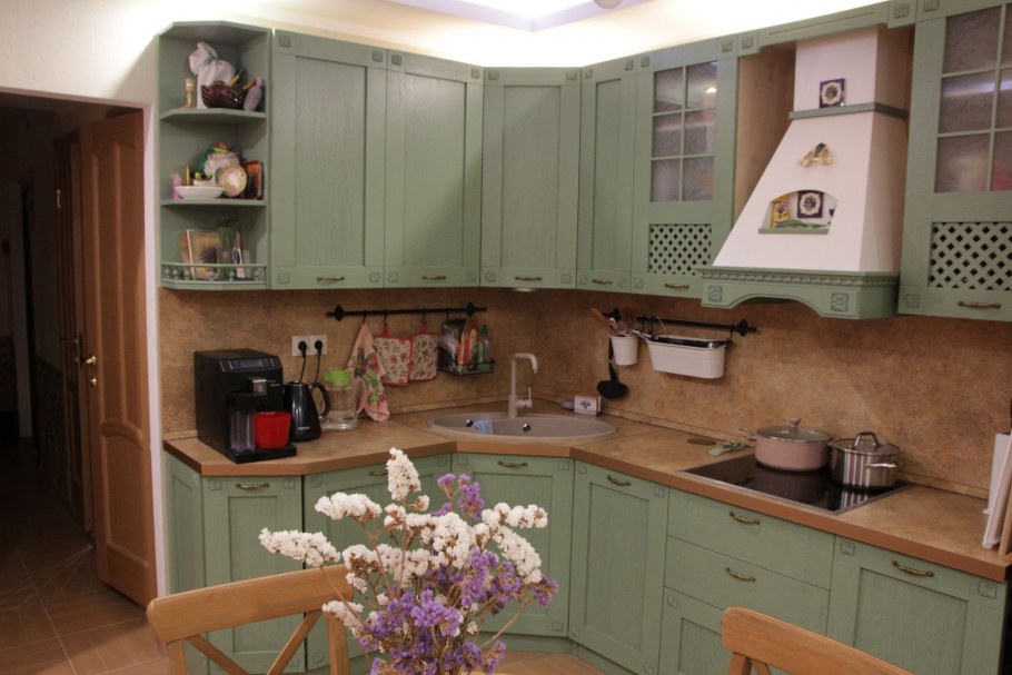 Угловая кухня Прованс фисташкового цвета