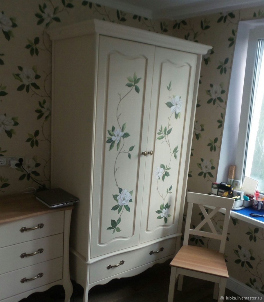 Декор шкафа наклейками