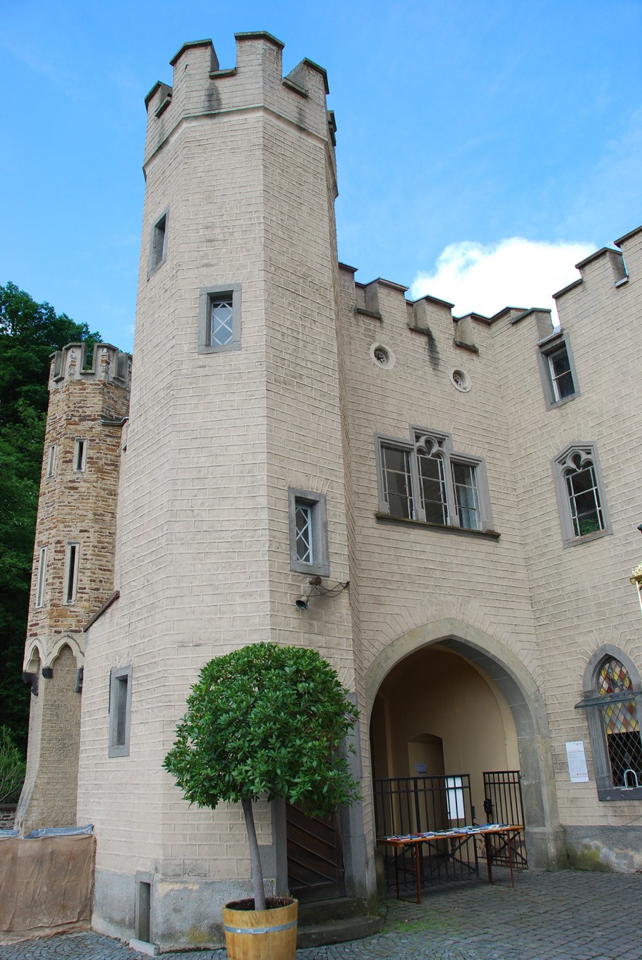 Дом в стиле замка крепости