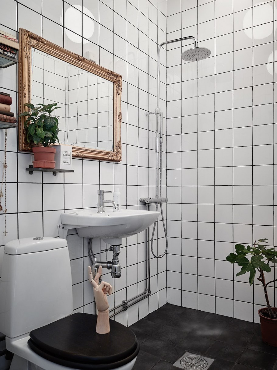 Белая квадратная плитка в ванной