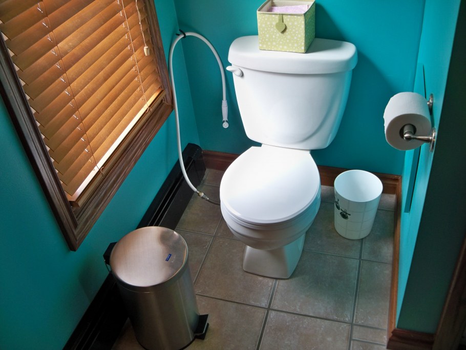 Серые стены в туалете