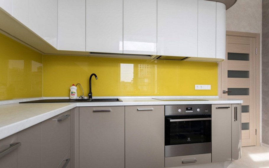 Бежевая кухня с деревянной столешницей