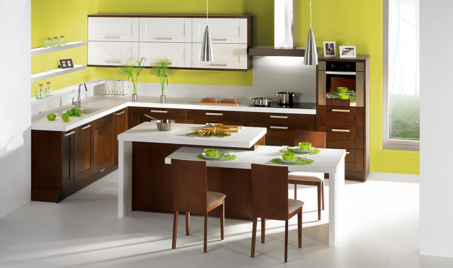 Светлая кухня со столешницей под дерево